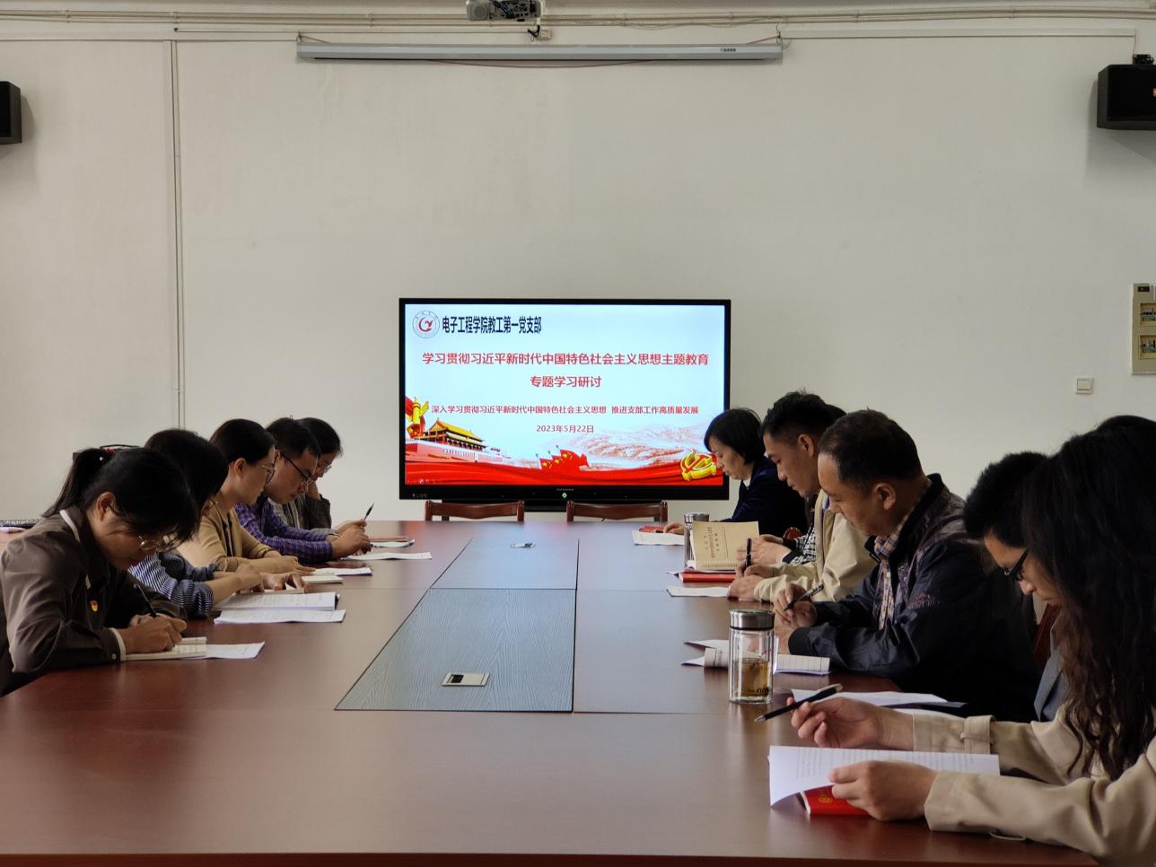 團隊專題學(xué)習(xí)研討。王靜供圖