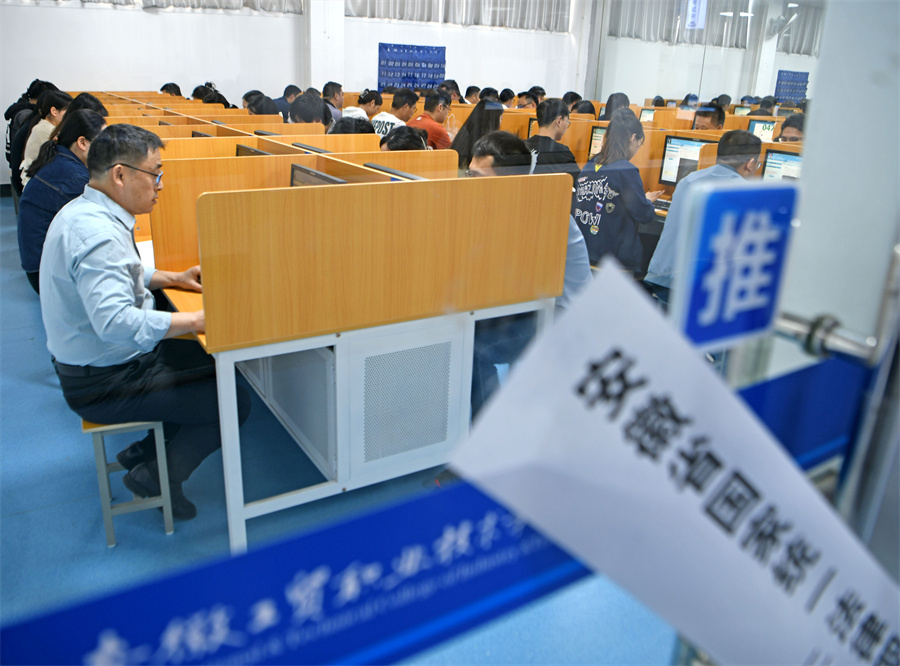 主觀題考試現(xiàn)場(chǎng)。陳彬攝