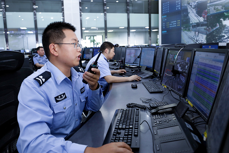 向一線民警發(fā)布指令。合肥警方供圖