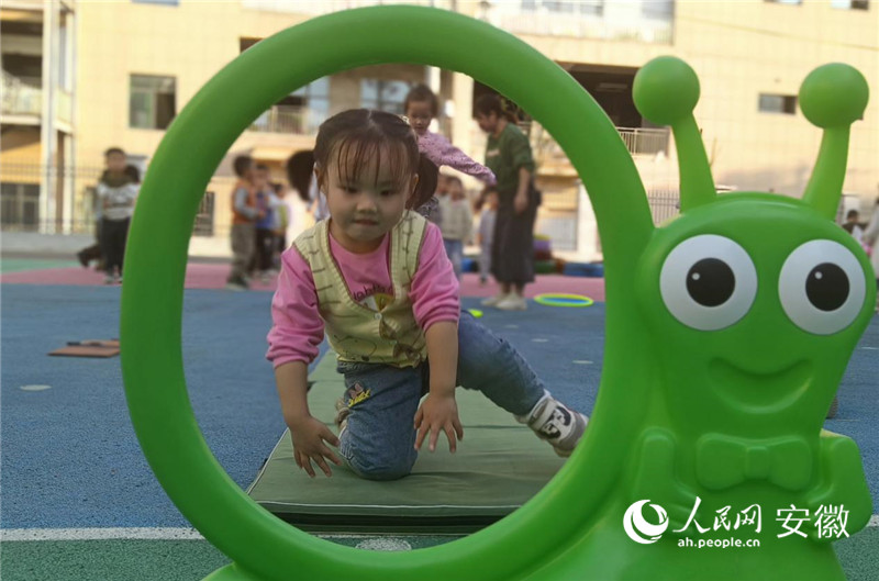老莊幼兒園孩子們?cè)趹敉膺M(jìn)行自主游戲。人民網(wǎng) 陶偉攝
