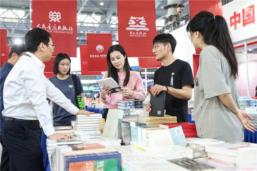 讀者選購圖書。人民網(wǎng)記者 張俊攝