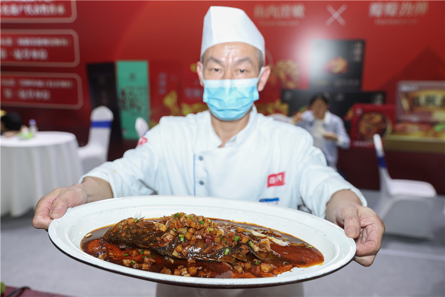 皖新徽三公司帶來(lái)的徽菜代表臭鱖魚(yú)。人民網(wǎng)記者 張俊攝