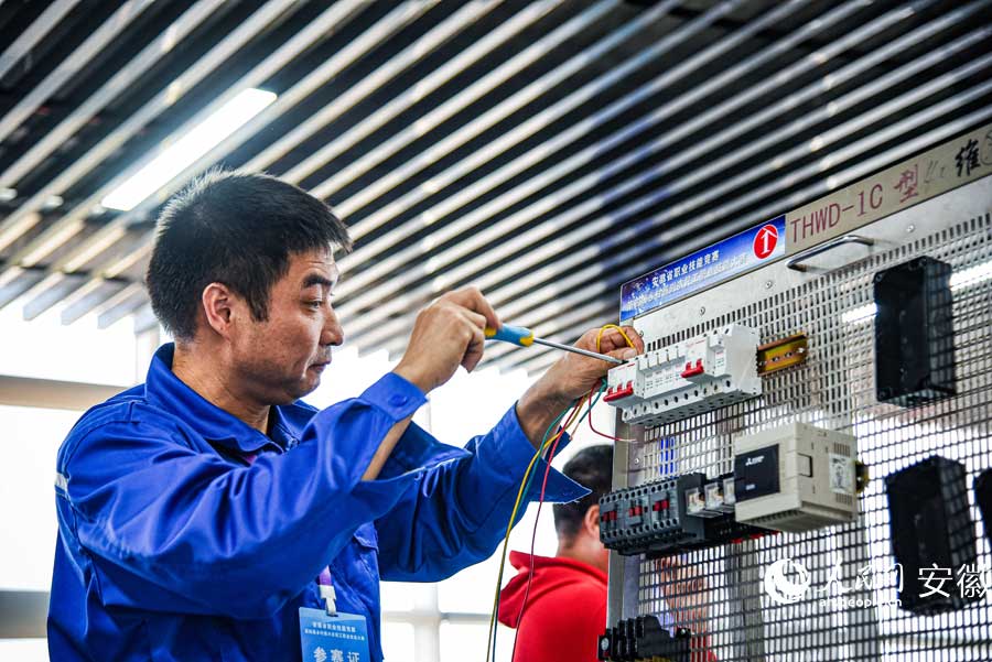 電工組比賽正在緊張進行中。人民網(wǎng)記者 李希蒙攝