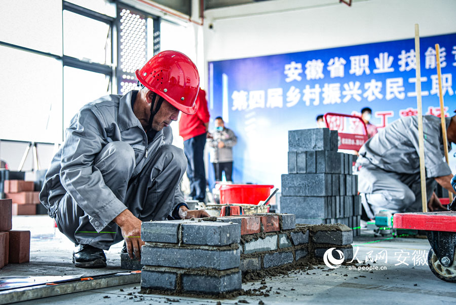 砌筑工組比賽現(xiàn)場。人民網(wǎng)記者 李希蒙攝