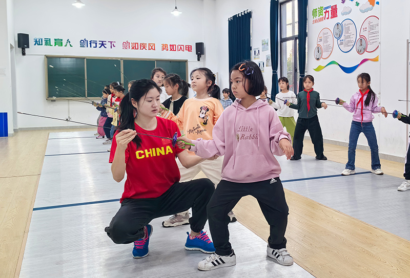 教練朱重倚（左）帶著孩子訓(xùn)練擊劍。鄭夢(mèng)雯攝