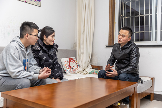馮云在學(xué)生家中走訪