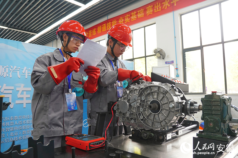 3第三屆全國(guó)新能源汽車(chē)關(guān)鍵技術(shù)技能大賽安徽省選拔賽，選手正在比賽中。人民網(wǎng)記者 陳若天攝
