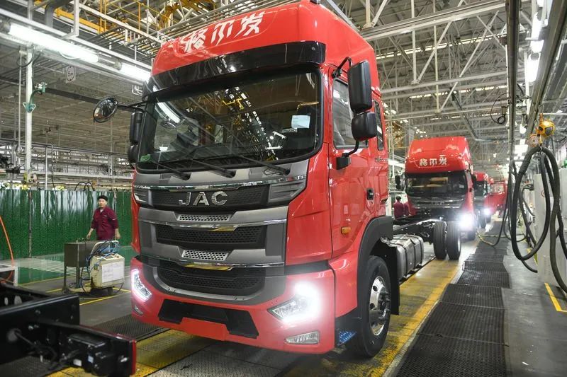 組裝生產(chǎn)中重型卡車。王彪攝