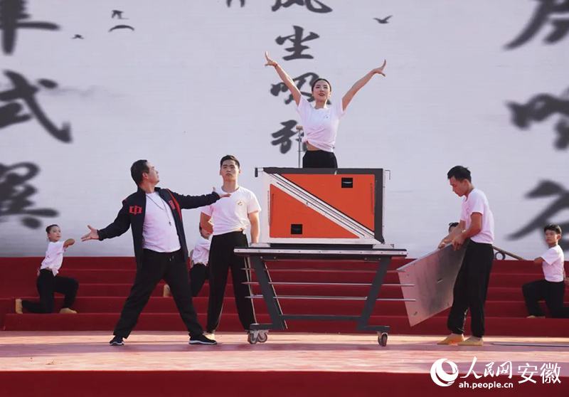臨泉雜技人帶來的魔術(shù)表演。人民網(wǎng)記者 陳若天攝