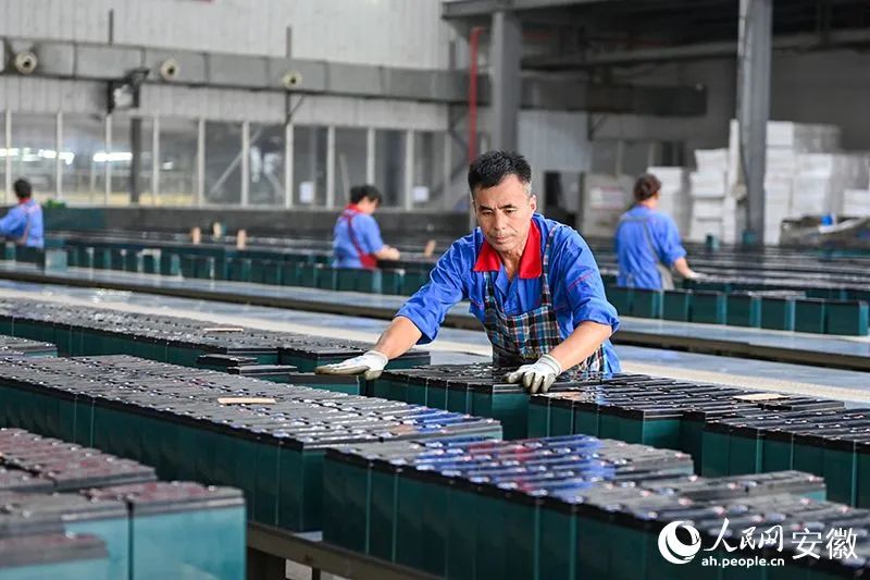 天能電池裝配車間。人民網(wǎng)記者 苗子健攝