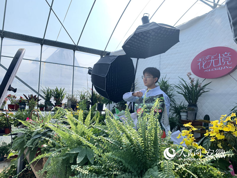 對著手機(jī)鏡頭直播帶“土”的邵旸。人民網(wǎng)記者 汪瑞華攝