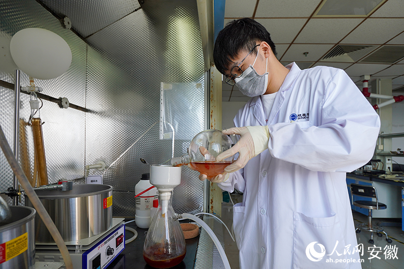 欣奕華實驗室內(nèi)，工作人員正在進行實驗。人民網(wǎng)記者 陳若天攝