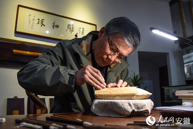 汪偉正在制作竹刻作品。人民網(wǎng)記者 李希蒙攝