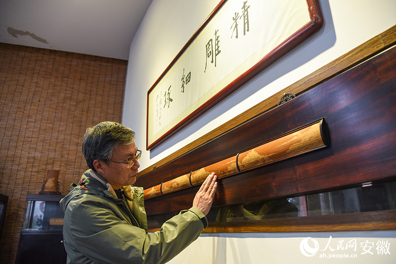 汪偉正在查看往日竹刻作品。人民網(wǎng)記者 李希蒙攝