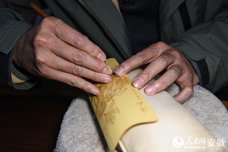 留青竹刻制作毫厘之間見真章。人民網(wǎng)記者 李希蒙攝