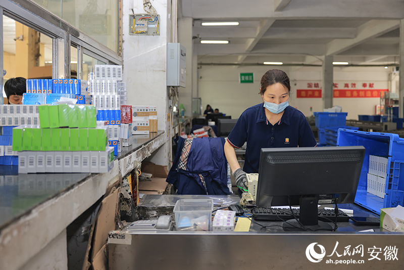 華源集團(tuán)內(nèi)，工作人員為散客備好所需藥品。人民網(wǎng)記者 王曉飛攝