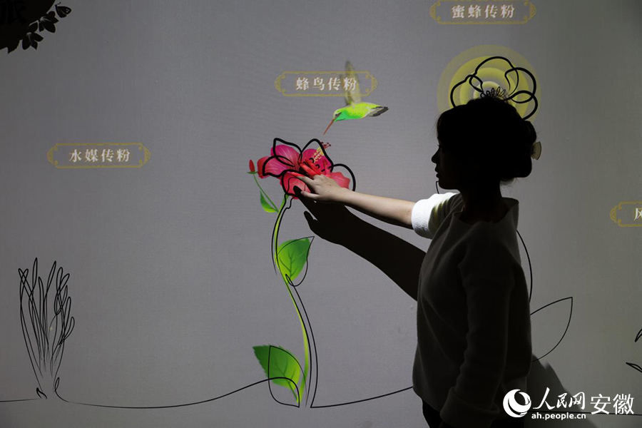 市民與館內(nèi)科普項目互動。人民網(wǎng)記者 張俊攝