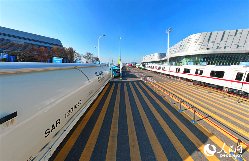 現(xiàn)場(chǎng)展出的列車。人民網(wǎng)記者 劉賓攝