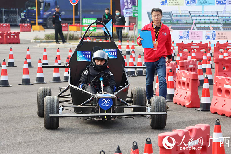 選手正在測試參賽車輛性能。人民網(wǎng) 付華周攝