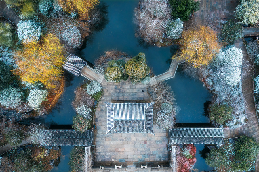銀裝素裹的尤園雪景，令人流連忘返。張亞輝攝