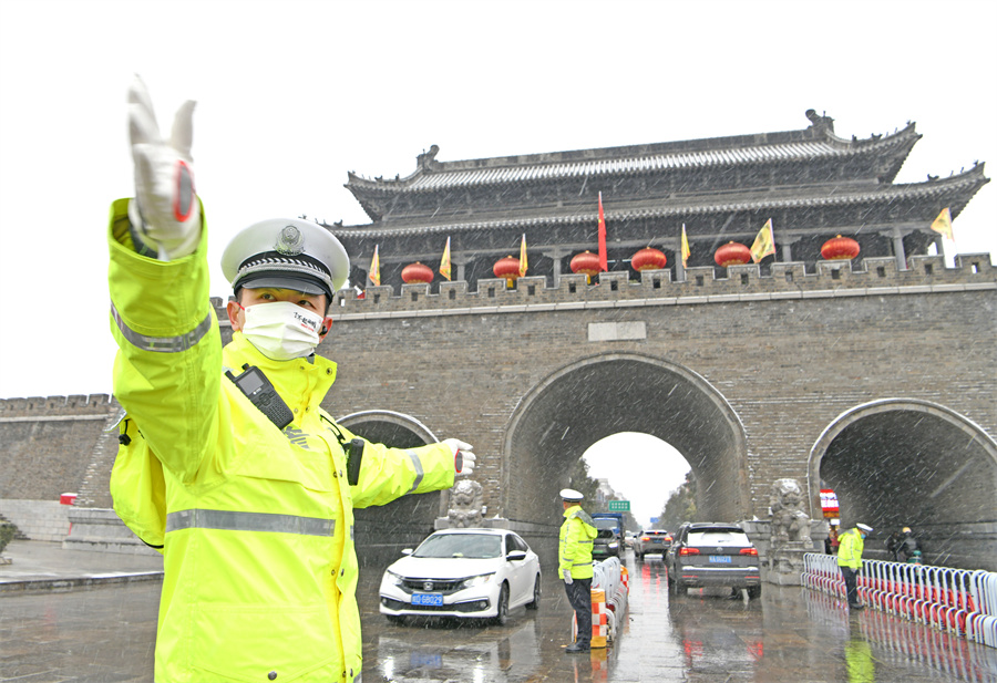 安徽淮南：保障冰雪天氣交通出行安全