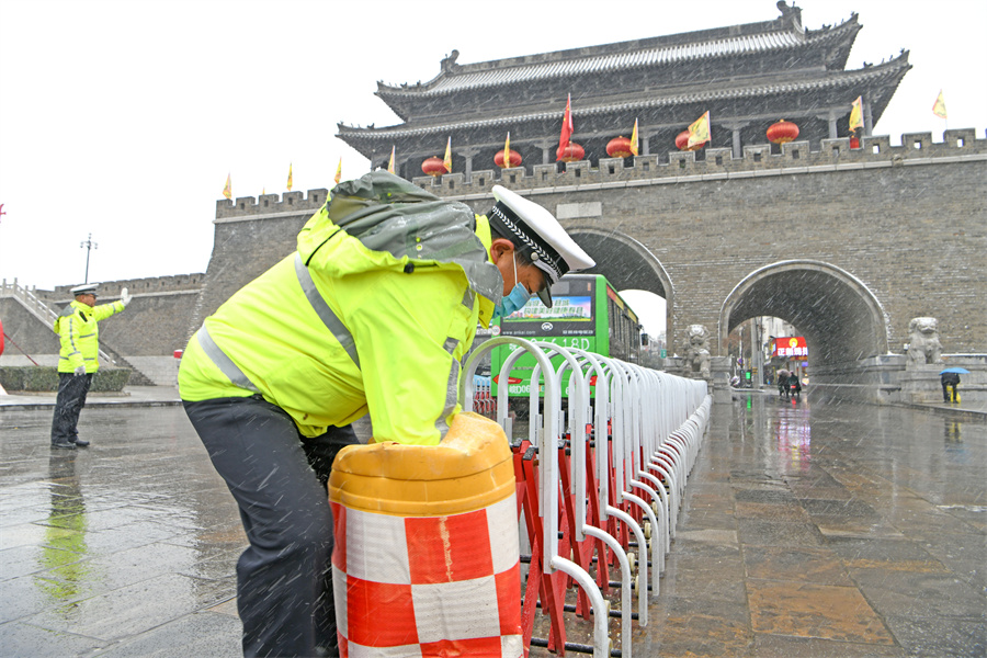 安徽淮南：保障冰雪天氣交通出行安全【5】
