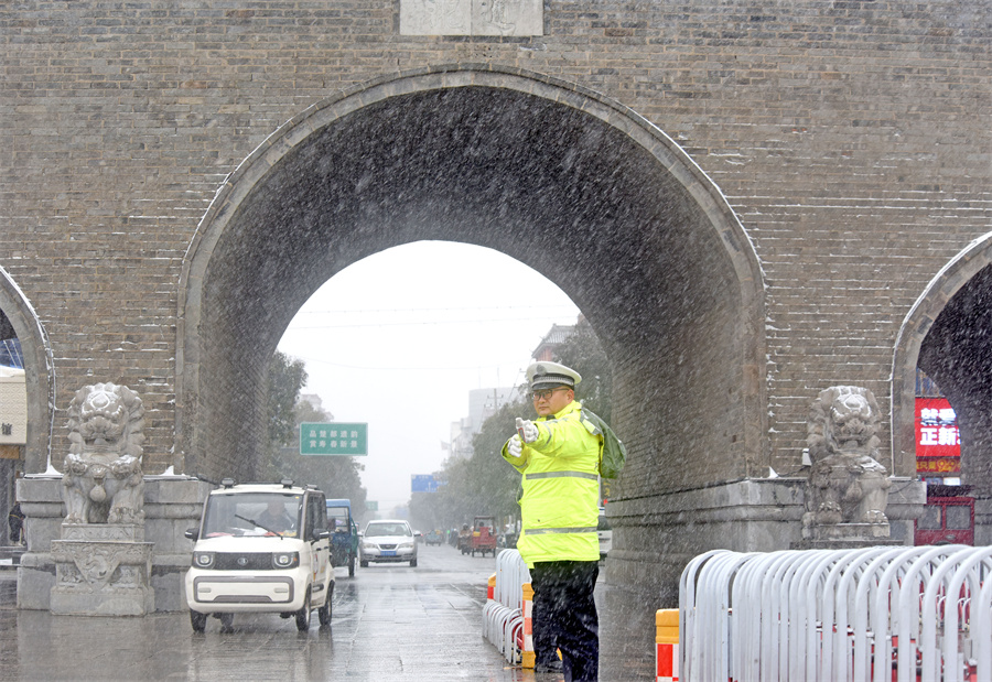 安徽淮南：保障冰雪天氣交通出行安全【6】