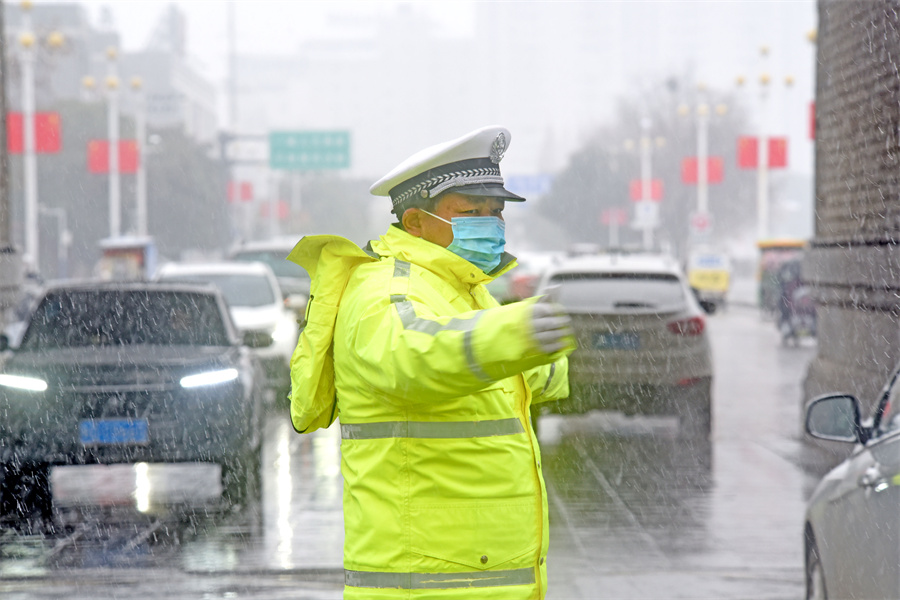安徽淮南：保障冰雪天氣交通出行安全【7】