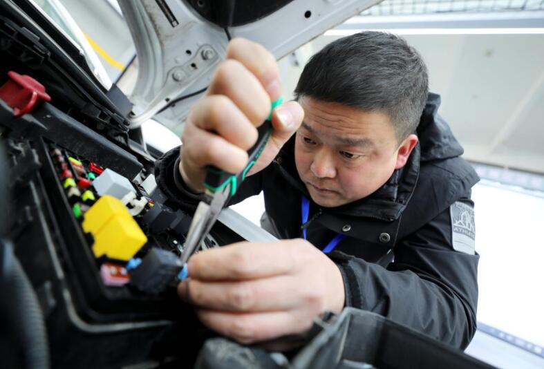 選手進(jìn)行汽車故障診斷排除。李鑫攝
