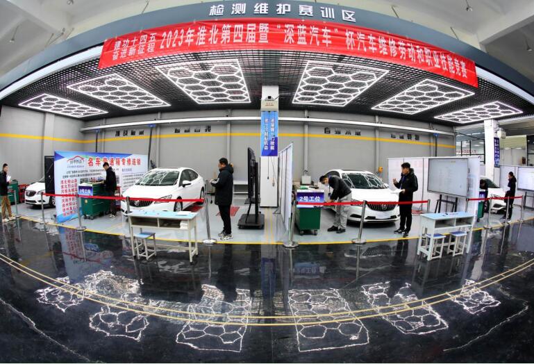 選手進(jìn)行汽車故障診斷排除。李鑫攝