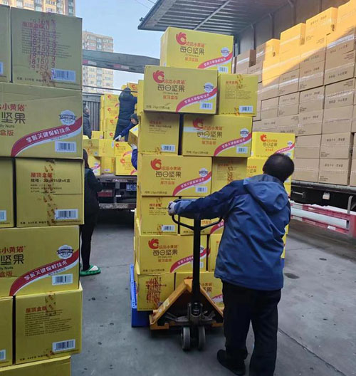 工作人員正在將物資裝車。洽洽食品供圖