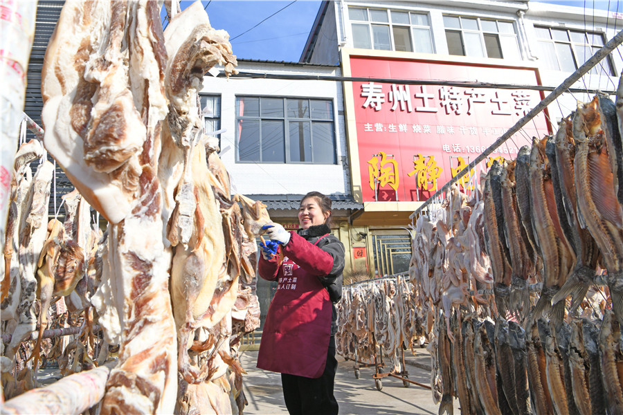 陶靜晾曬各類咸貨，通過電商渠道銷售家鄉(xiāng)特色臘味。陳彬攝