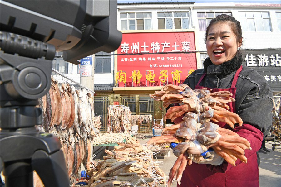 陶靜通過電商渠道銷售家鄉(xiāng)特色臘味。陳彬攝