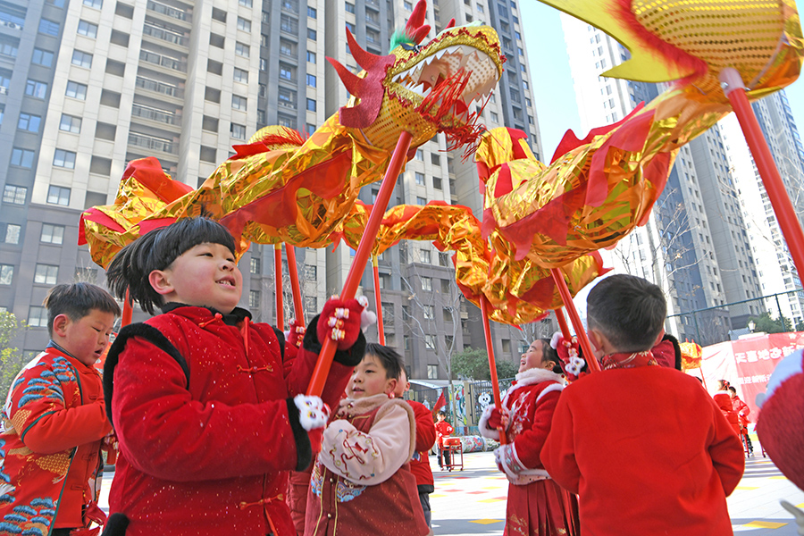 小朋友在幼兒園內(nèi)舞龍舞獅，喜迎新年到來。陳彬攝