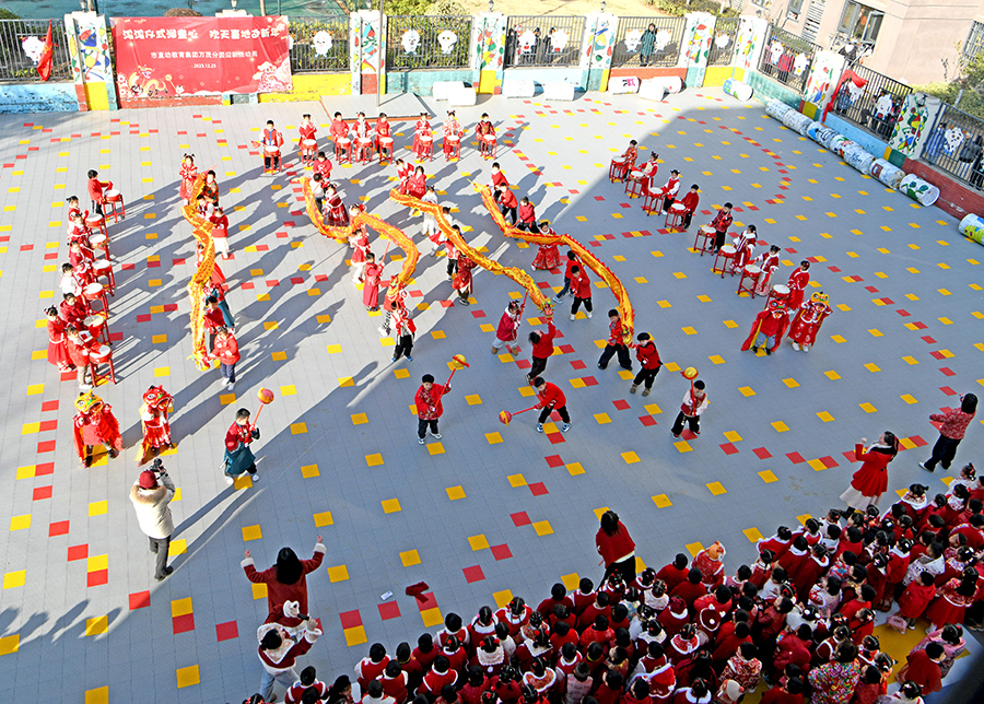 小朋友在幼兒園內(nèi)舞龍舞獅，喜迎新年到來(lái)。陳彬攝