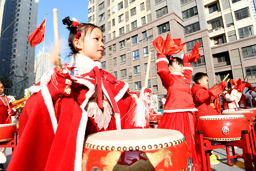 小朋友在幼兒園內(nèi)舞龍舞獅，喜迎新年到來。陳彬攝