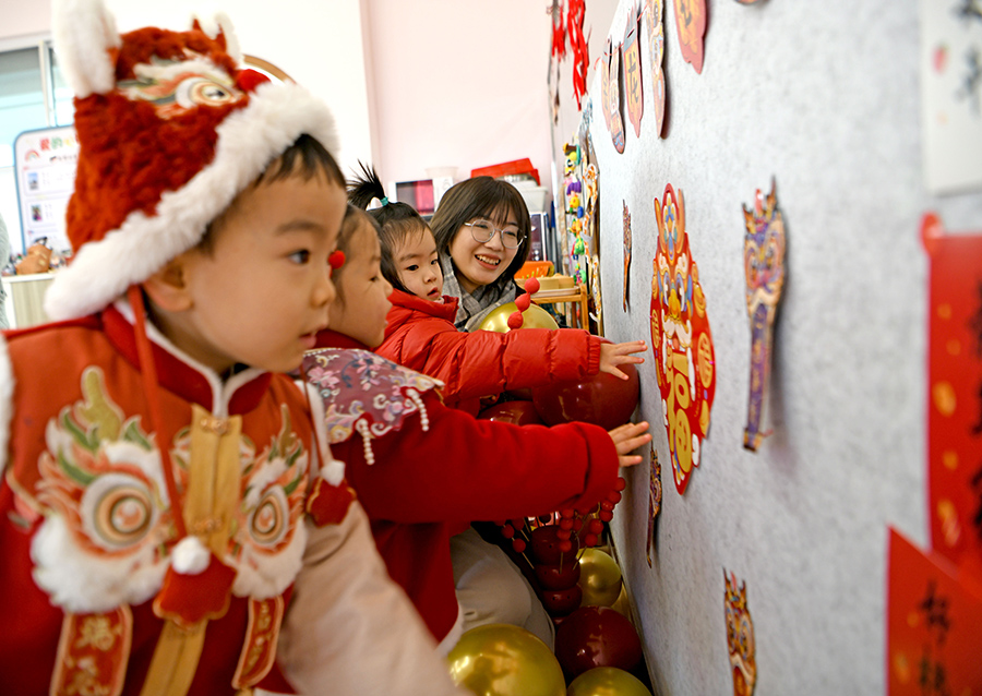 小朋友在幼兒園內(nèi)舞龍舞獅，喜迎新年到來。陳彬攝
