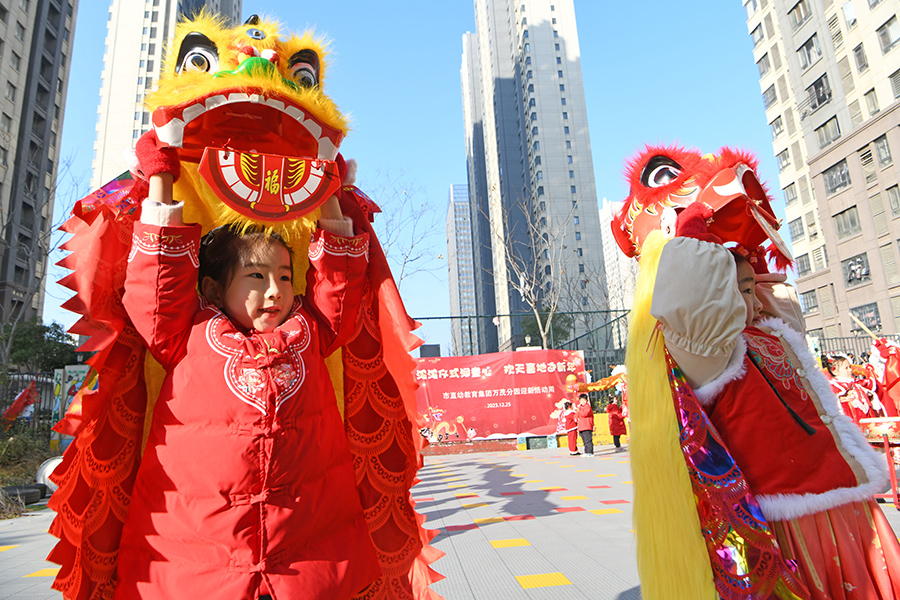 小朋友在幼兒園內(nèi)舞龍舞獅，喜迎新年到來(lái)。陳彬攝