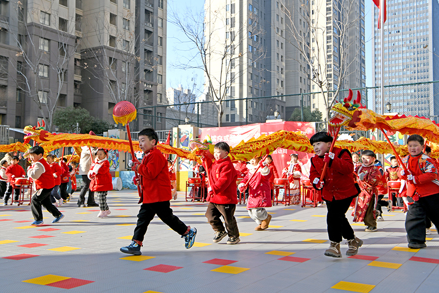 小朋友在幼兒園內(nèi)舞龍舞獅，喜迎新年到來。陳彬攝