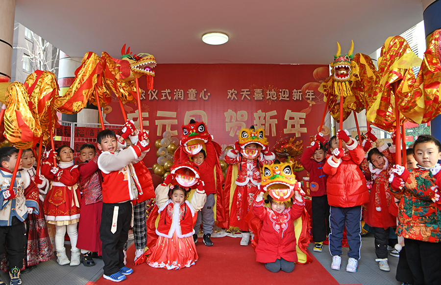 小朋友在幼兒園內舞龍舞獅，喜迎新年到來。陳彬攝