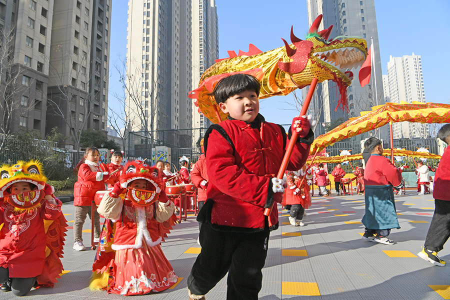 小朋友在幼兒園內(nèi)舞龍舞獅，喜迎新年到來。陳彬攝