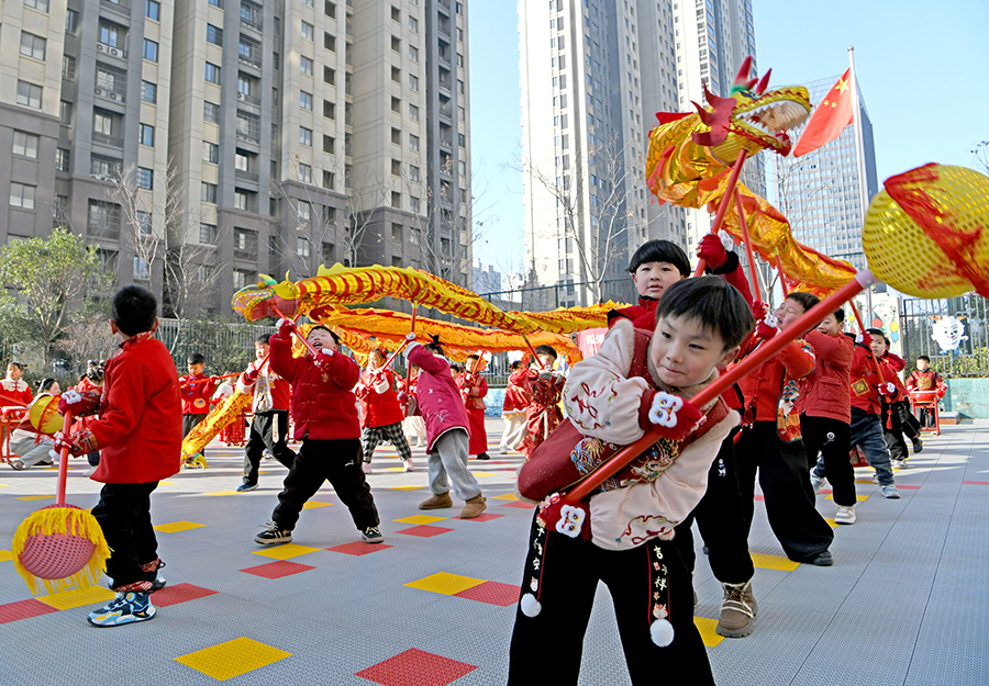 小朋友在幼兒園內(nèi)舞龍舞獅，喜迎新年到來。陳彬攝
