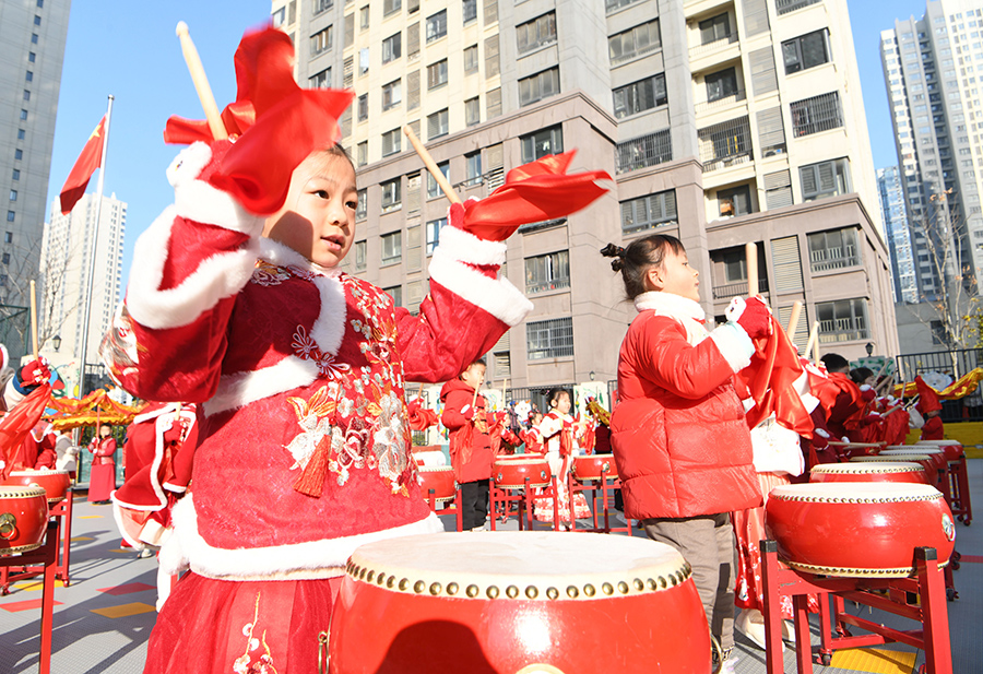 小朋友在幼兒園內(nèi)舞龍舞獅，喜迎新年到來。陳彬攝