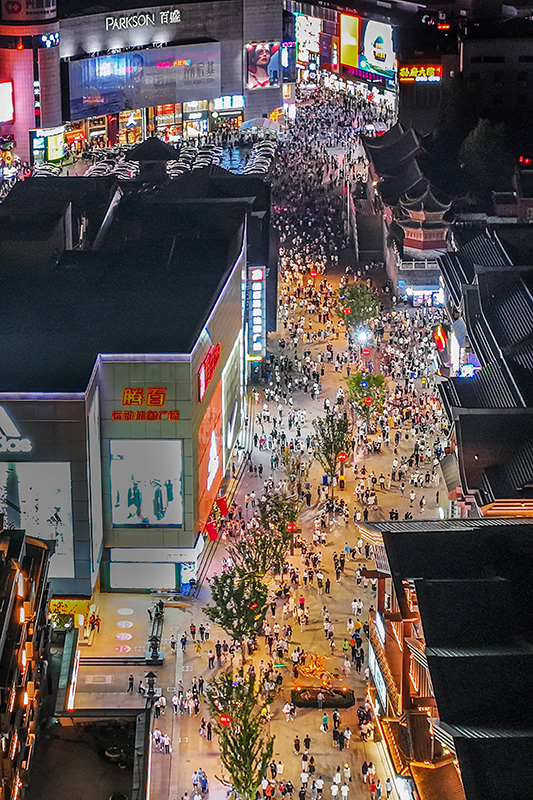 步行街夜景 丁躍梅攝