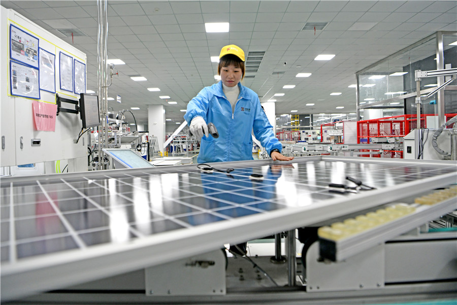 安徽乾景宇辰新能源有限公司工人生產(chǎn)光伏組件。陳彬攝