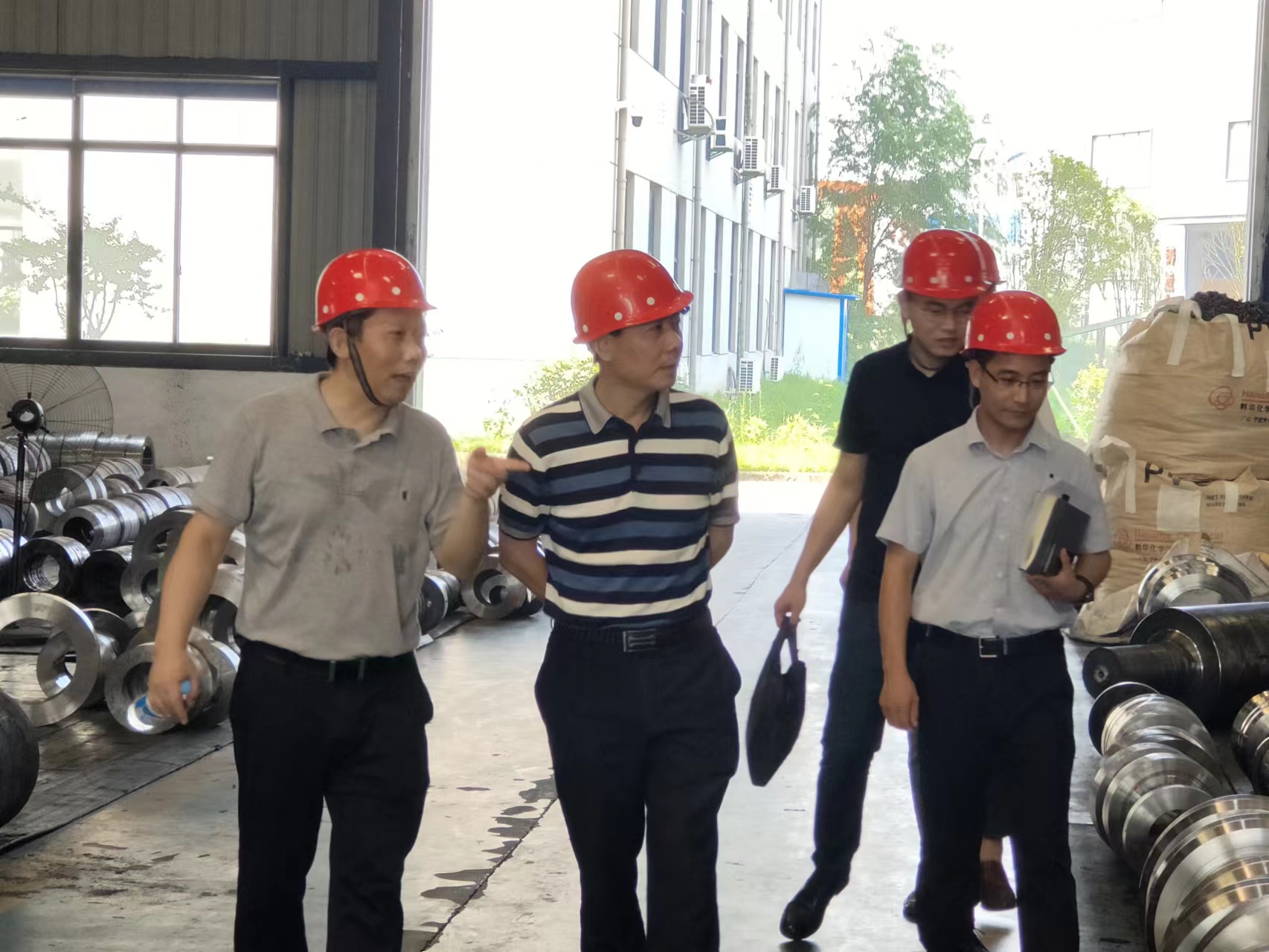 張政龍（左一）向參觀者介紹企業(yè)產(chǎn)品。受訪者供圖