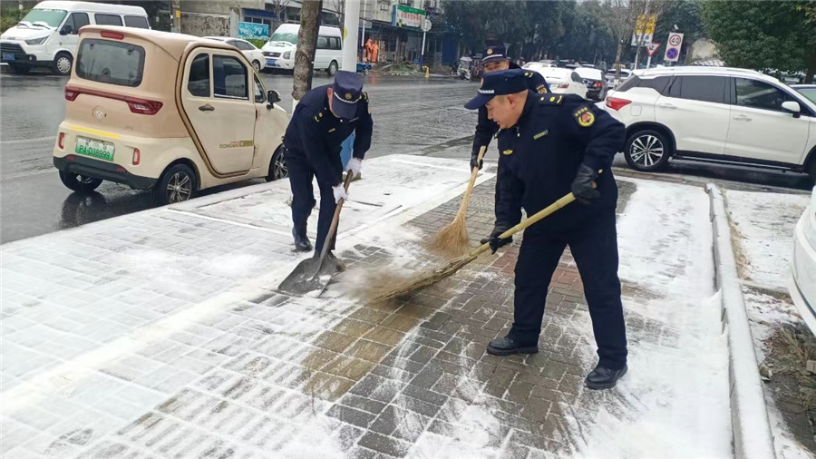 宣城市城管隊(duì)員上路清掃積雪。周萍攝