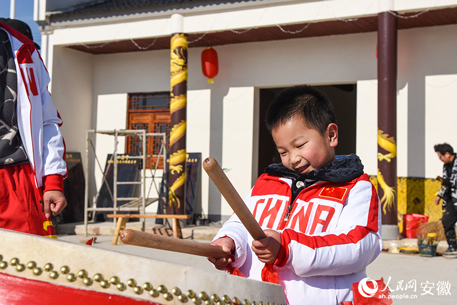 全村老少齊上陣。人民網(wǎng)記者 李希蒙攝