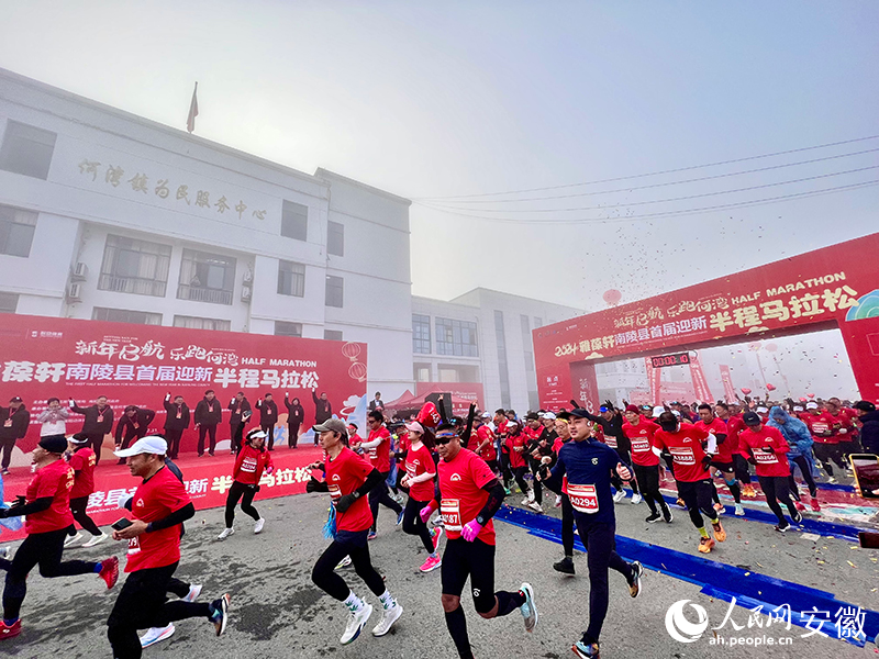 跑友們?nèi)绫加康某彼疀_出龍門。人民網(wǎng)記者 汪瑞華攝