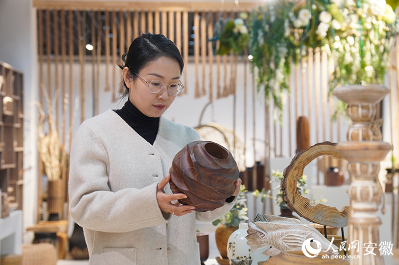 泡桐木經(jīng)過(guò)設(shè)計(jì)加工后變成了一件件精美的工藝品。人民網(wǎng)記者 陳若天攝